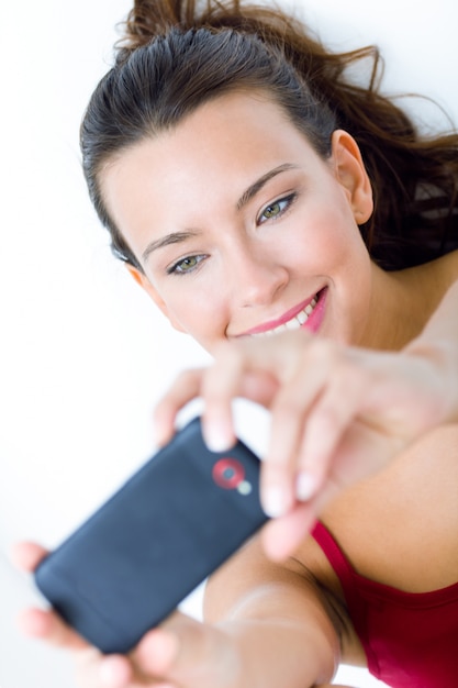 Mignon femme brune prenant une photo d&#39;elle-même