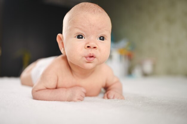 Mignon Garcon Nouveau Ne Drole Emotionnel Portant Sur Le Lit Expressions Faciales De Bebe Modele D