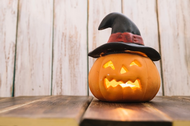 Photo gratuite mignon jack-o-lantern en casque de sorcière