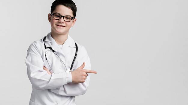 Mignon jeune garçon avec stéthoscope et lunettes