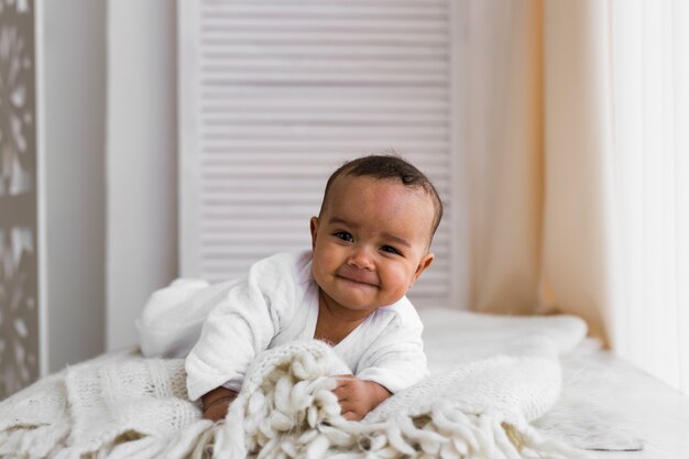 Mignon Metis Afro Americain Bebe Garcon Joue A L Interieur Sur Un Lit Photo Premium