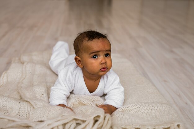 Mignon Metis Afro Americain Bebe Garcon Joue Sur Le Lit Photo Premium Mignon Metis Afro Americain Bebe Garcon Joue Sur Le Lit Photo Premium