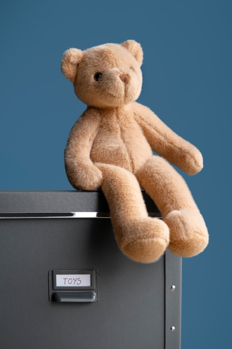 Photo gratuit un mignon ours en peluche à l'intérieur nature morte