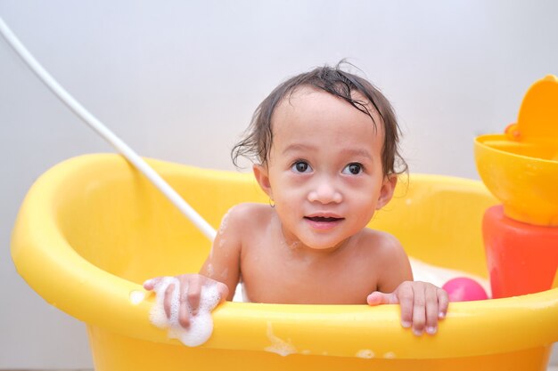 Mignon Petit Bebe Asiatique 1 An Bebe Fille Enfant S Amuser Assis Dans La Baignoire Dans La Salle De Bain A L Interieur A La Maison Concept De Soins De Bebe Photo Premium