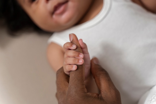 Photo gratuite mignon petit bébé dans sa première année de vie