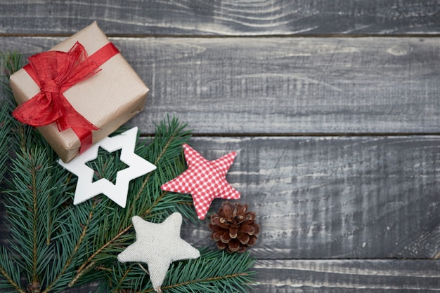 Mignon petit cadeau de Noël sur la table