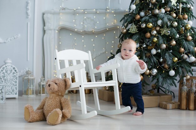 mignon petit enfant à l'intérieur