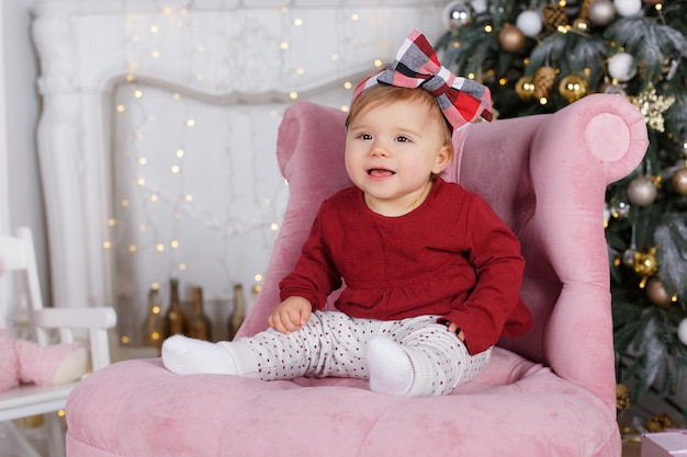 mignon petit enfant à l'intérieur