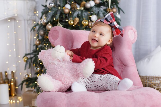 mignon petit enfant à l'intérieur