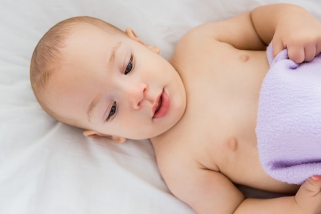 Photo gratuite mignon petit garçon de détente sur un berceau