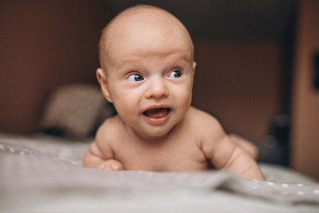 Mignon petit garçon nouveau-né