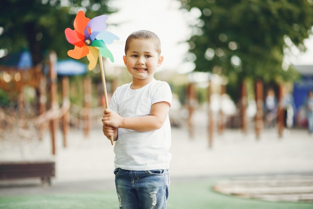 Mignon petit garçon s'amusant sur une aire de jeux