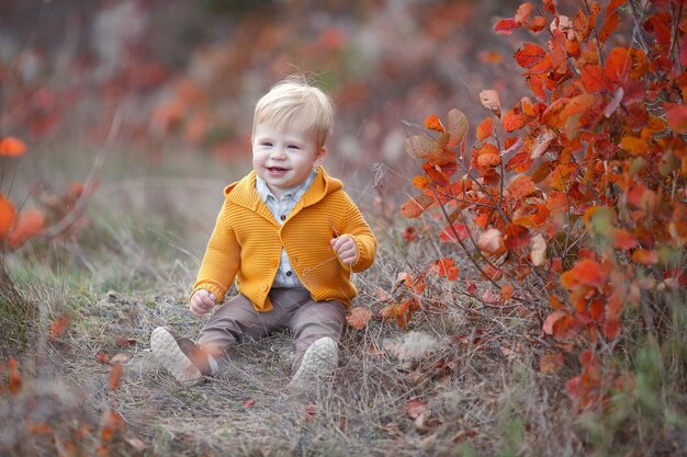 mignon petit garçon souriant en plein air