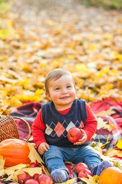 Mignon petit garçon tenant une pomme