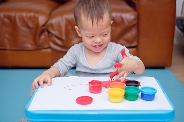 Mignon Souriant Petit Asiatique 18 Mois 1 An Bambin Bebe Garcon Enfant Doigt Peinture Avec Les