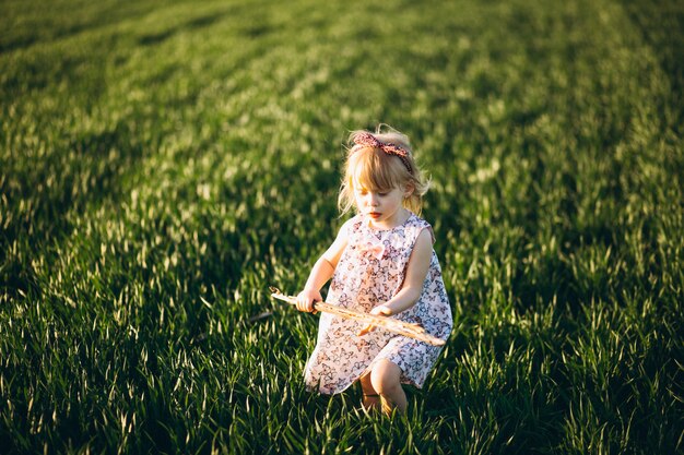 Mignonne petite fille dans le champ