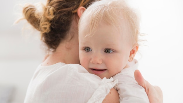 Mignonne petite fille avec sa mère