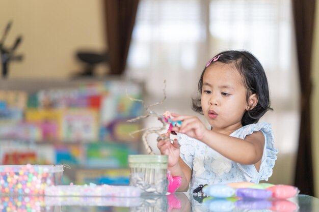 Mignonne petite fille thaïlandaise préparant de l'artisanat à la maternelle