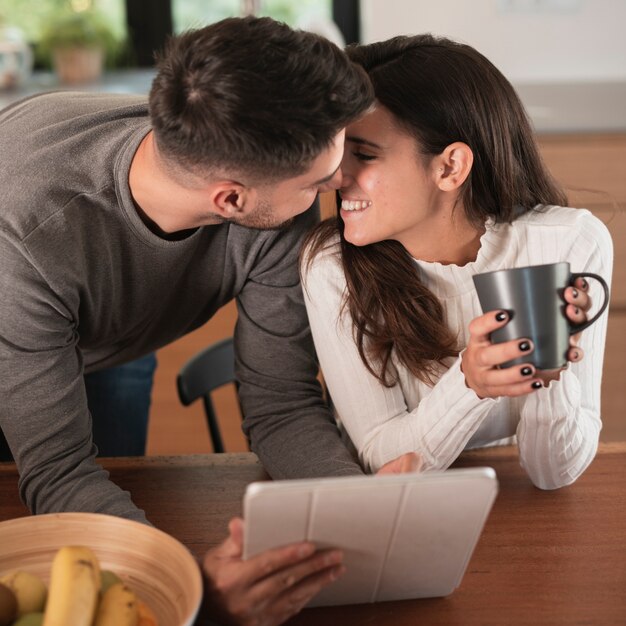 Mignons amants étant affectueux