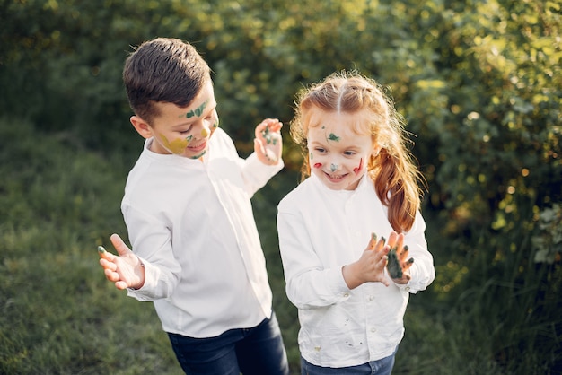 Photo gratuite mignons petits enfants dans un champ de printemps