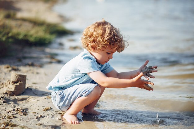 Mignons petits enfants jouant sur un sable