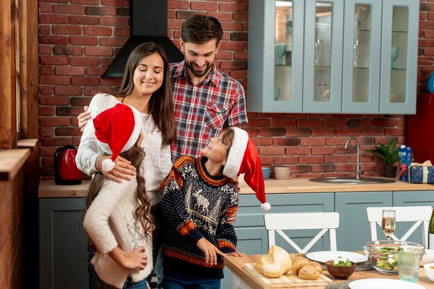 Milieu des membres de la famille se regardant dans la cuisine