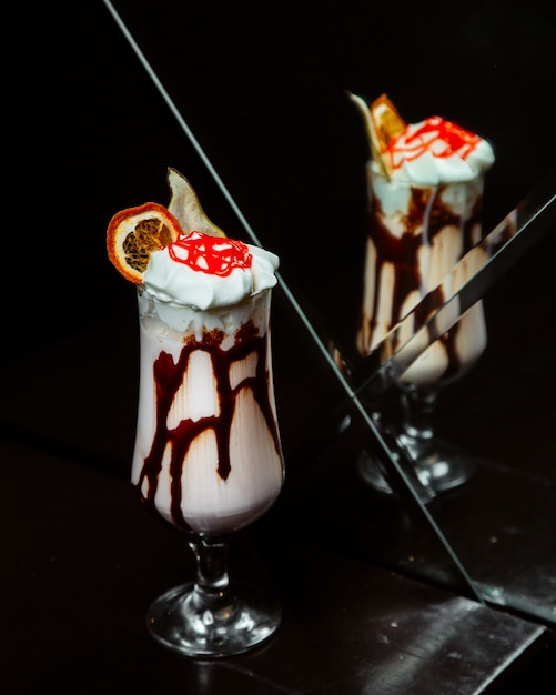 Milk-shake au café avec crème fouettée et sirop