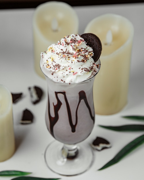 Milk-shake Au Chocolat Avec Biscuits Et Crème