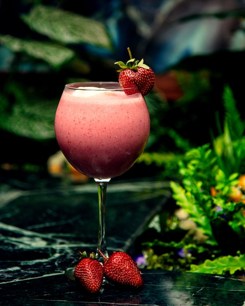 Milk-shake aux fraises avec fraise fraîche sur le dessus