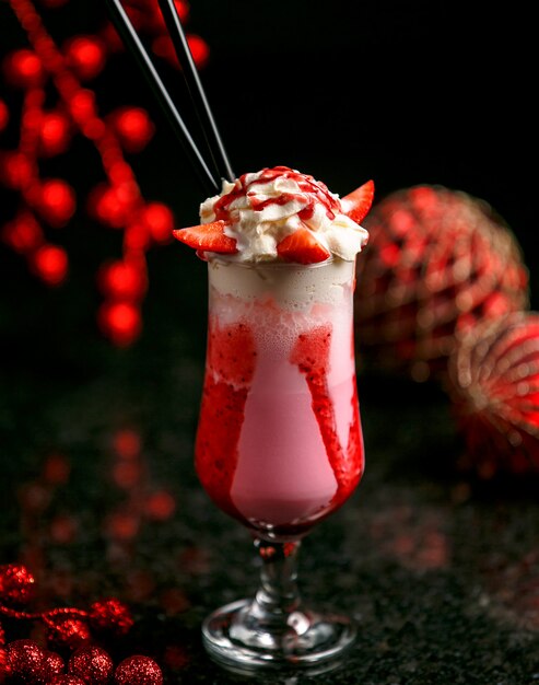 Milk-shake aux fraises avec de la glace sur la table