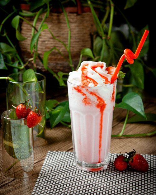 Milk-shake aux fraises sur la table
