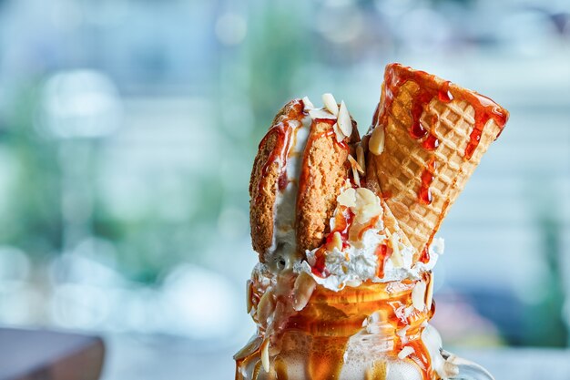 Milkshake anneau caramel dans l'assiette en bois