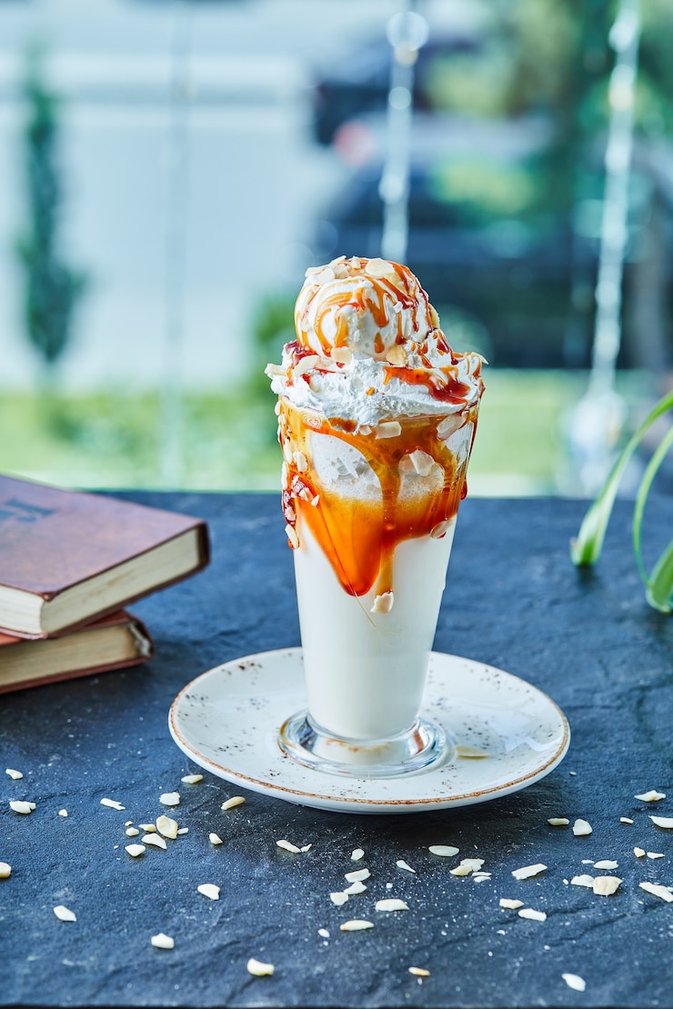 Photo gratuit milkshake au caramel avec des pépites dans la surface verte