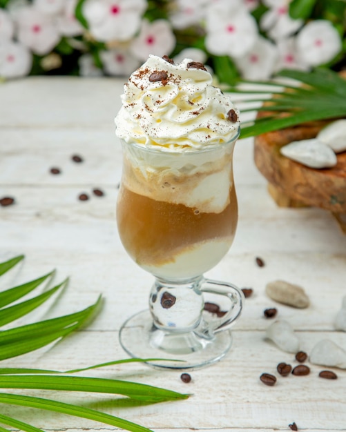 Milkshake au caramel sur la table