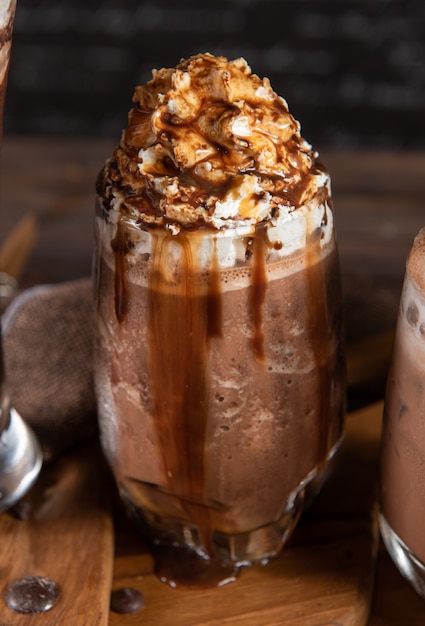 Milkshake au chocolat avec crème fouettée et caramel