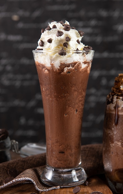 Milkshake au chocolat avec crème fouettée et pépites de chocolat