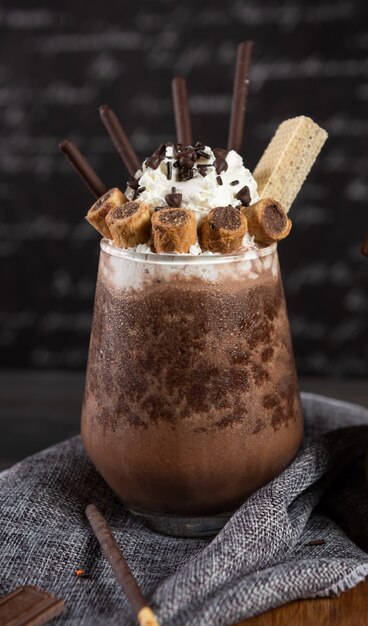 Milkshake au chocolat avec crème fouettée