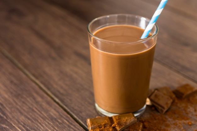 Milkshake au chocolat avec paille et cacao