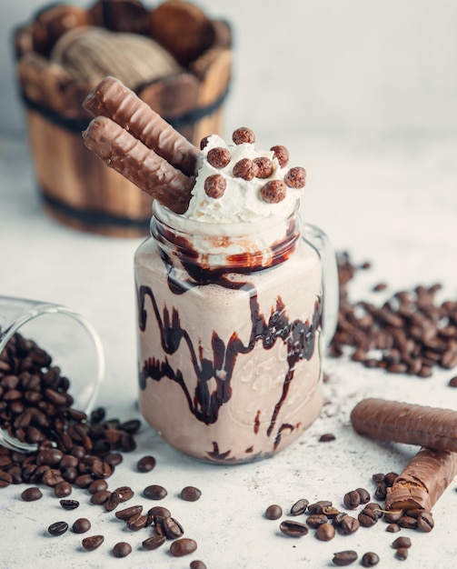 Photo gratuite milkshake au chocolat avec twix et nesquick