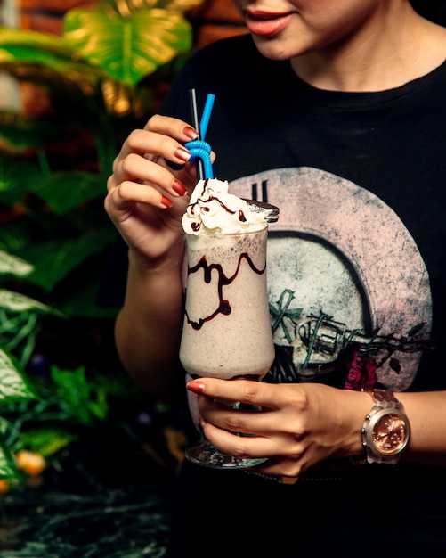 Photo gratuite milkshake au sirop de chocolat