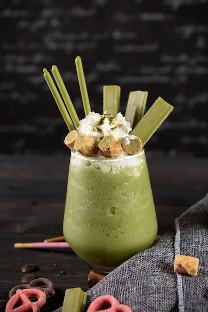 Milkshake au thé vert avec crème fouettée