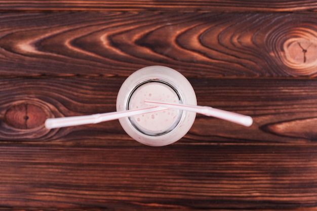 Milkshake en bouteille sur une surface en bois