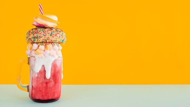 Milkshake coloré avec copie-espace