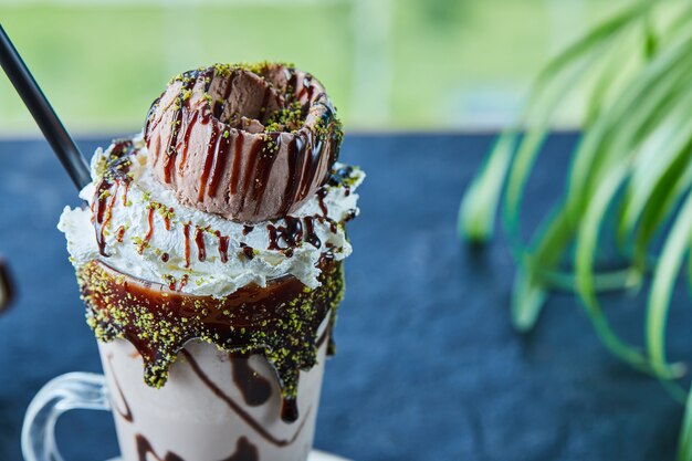 Milkshake avec cône, chocolat, saupoudre dans la surface verte