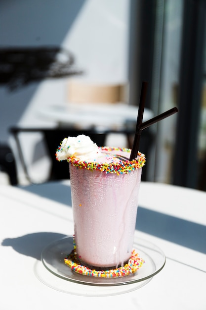 Photo gratuite milkshake délicieux sur la table