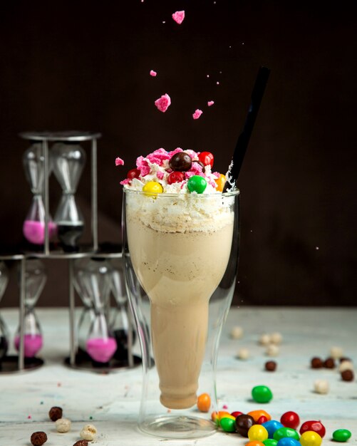 Milkshake avec du chocolat coloré sur la table