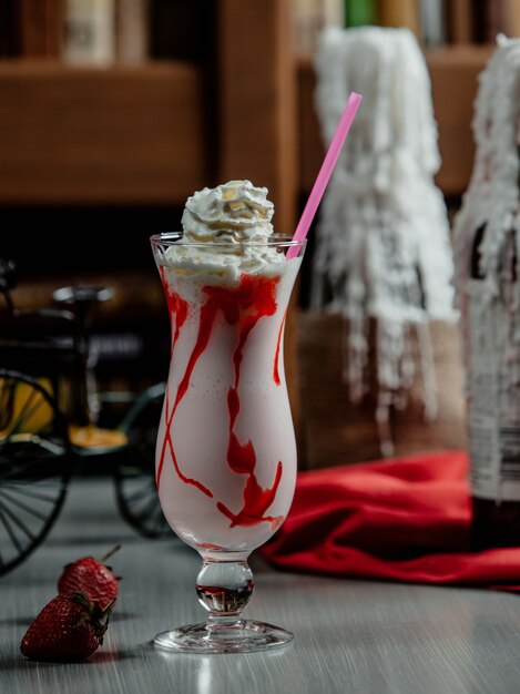 milkshake à la fraise avec lait fouetté