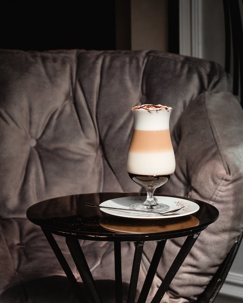 Milky shake avec du sirop de fraise dans un verre.