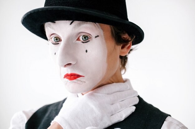 Mime tient la main sur son cou