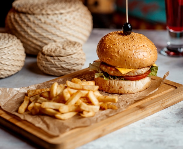 Mini burger de poulet servi avec des frites